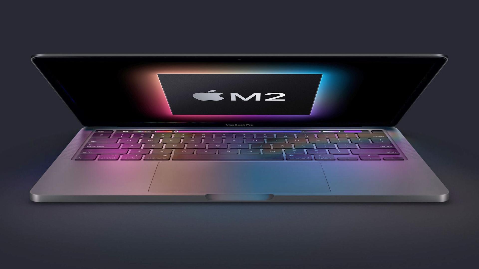 MacBook ouvert sur un bureau, symbolisant les tests de produits informatiques.